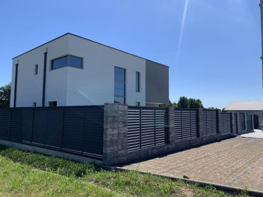 Забор из блоков FaBrick 500x200 и тротуарная плитка в цвете 