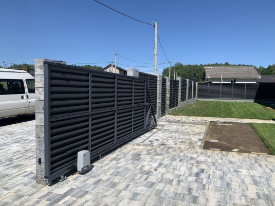Забор из блоков FaBrick 500x200 и тротуарная плитка в цвете 