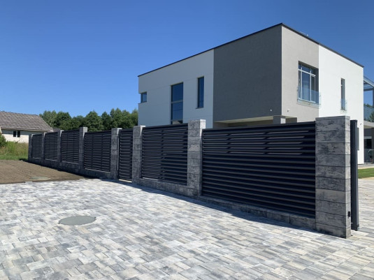 Забор из блоков FaBrick 500x200 и тротуарная плитка в цвете 