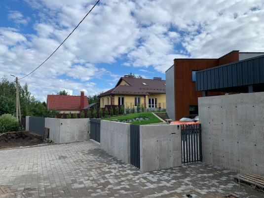 Забор из бетона и алюминиевой расчески в цвете 7024 в аг. Колодищи - фото 0