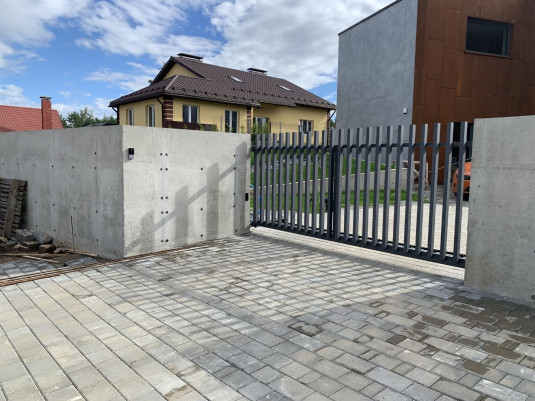 Забор из бетона и алюминиевой расчески в цвете 7024 в аг. Колодищи - фото 5
