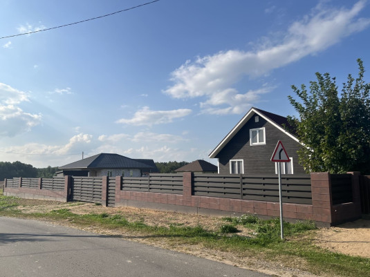 Забор из блоков FaBrick 500x200 в гранатовом цвете и шахматка «Рома» - фото 0