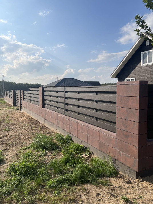 Забор из блоков FaBrick 500x200 в гранатовом цвете и шахматка «Рома» - фото 7